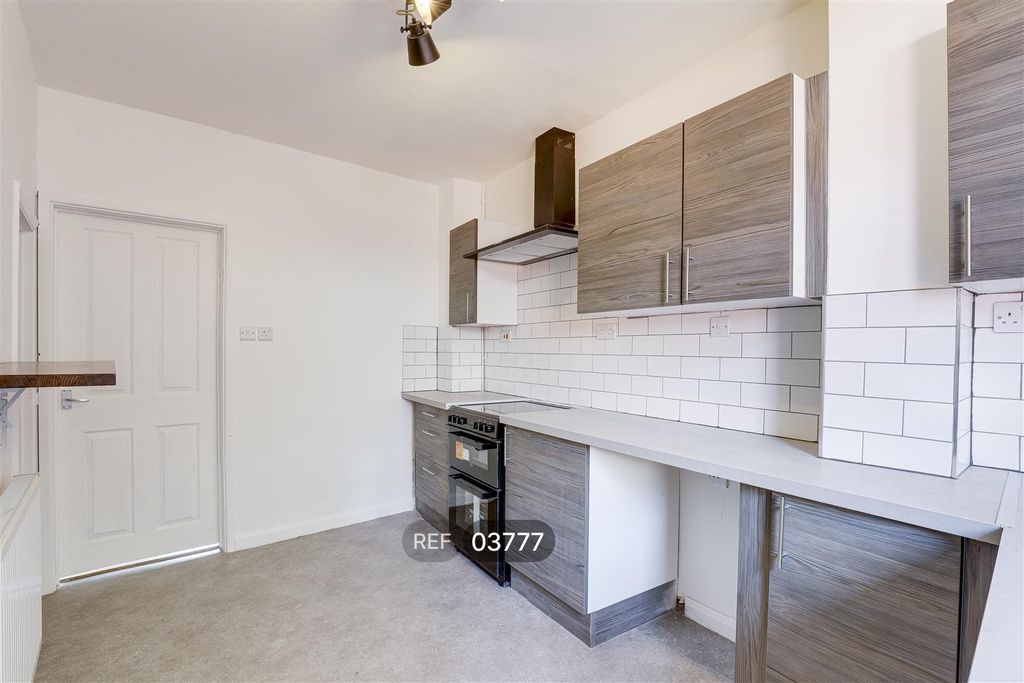 Property photo 3 of 10 Kitchen