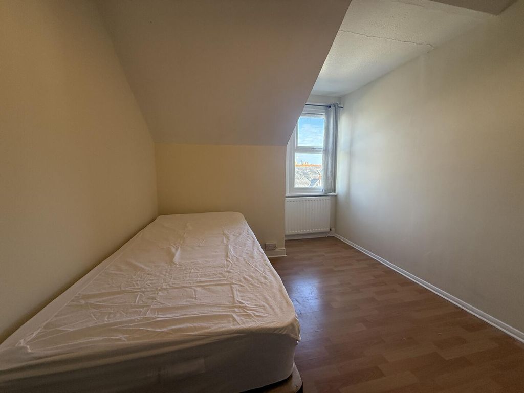 Property photo 2 of 5 Bedroom