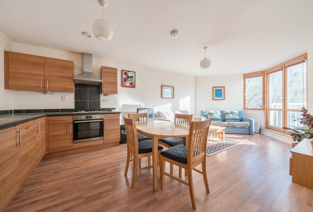 Property photo 2 of 13 1383704-13-692047...