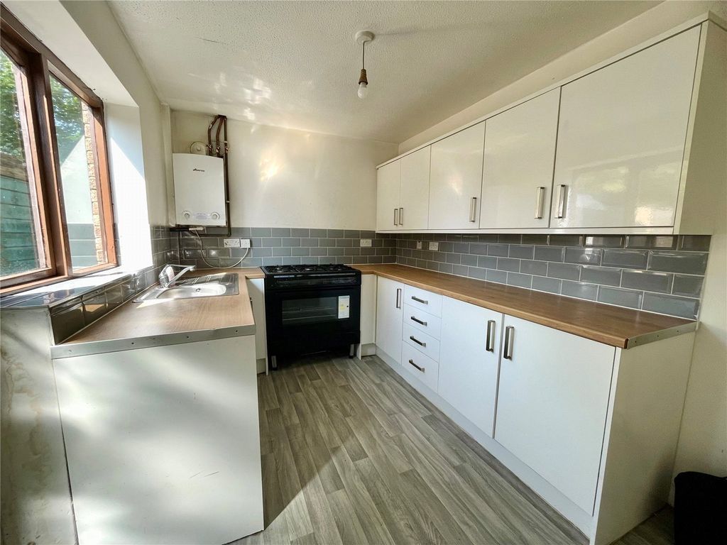 Property photo 2 of 6 Kitchen