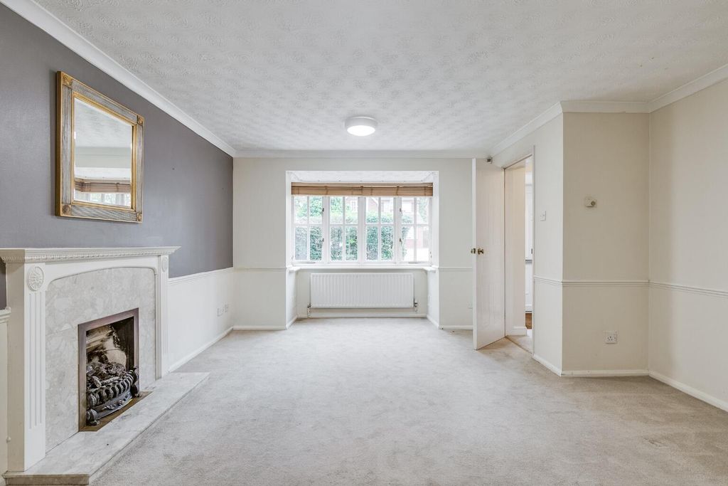 Property photo 3 of 20 Living Room