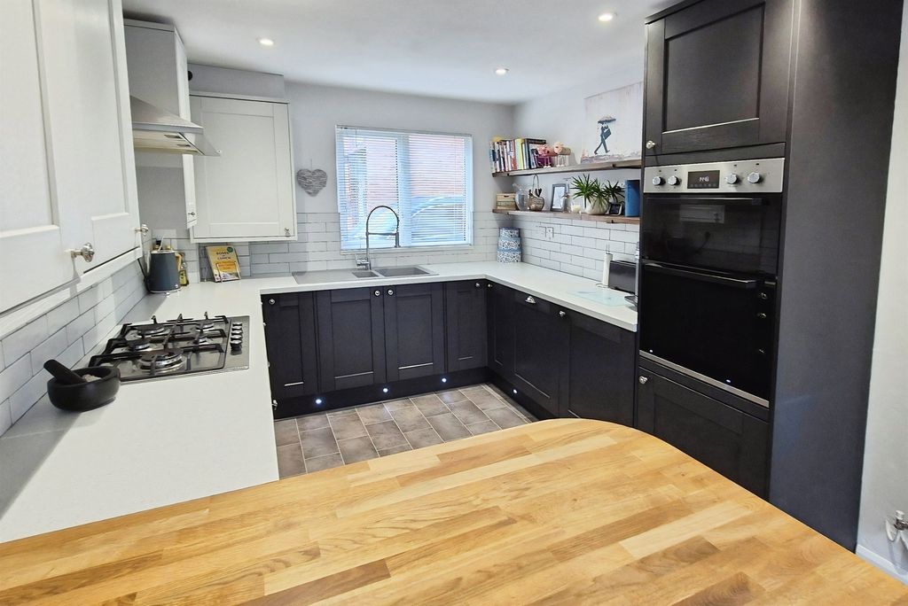 Property photo 1 of 20 Kitchen / Breakfast Room