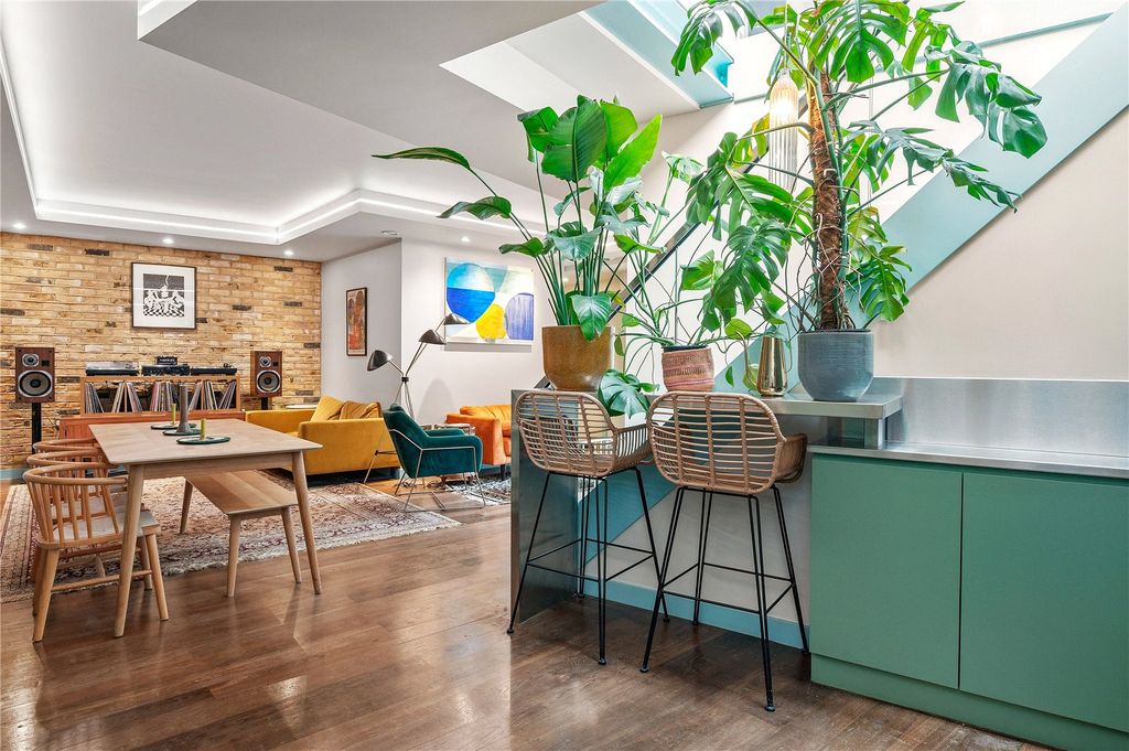 Property photo 1 of 24 Reception/Kitchen