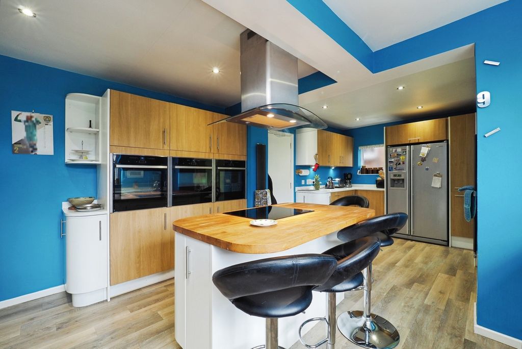 Property photo 3 of 23 Kitchen