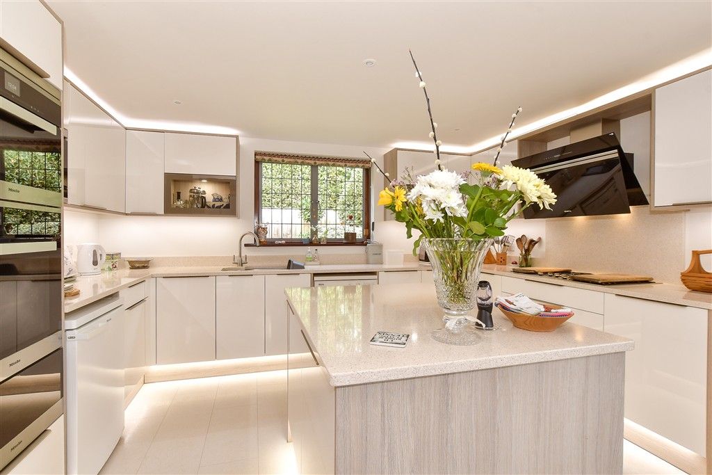 Property photo 3 of 24 Kitchen