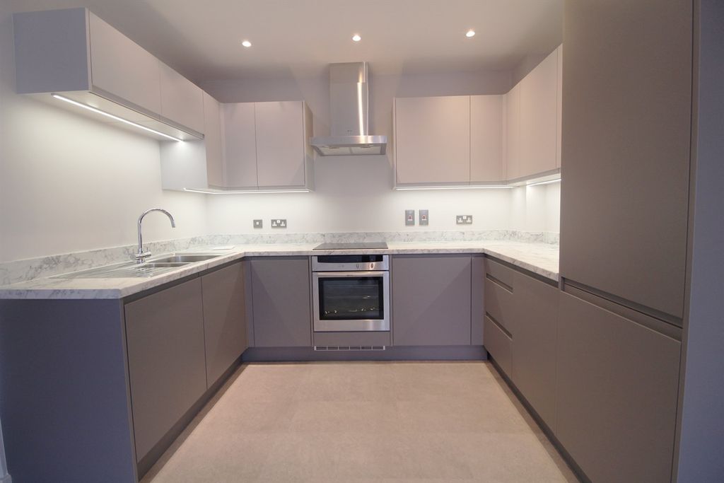 Property photo 3 of 10 Kitchen