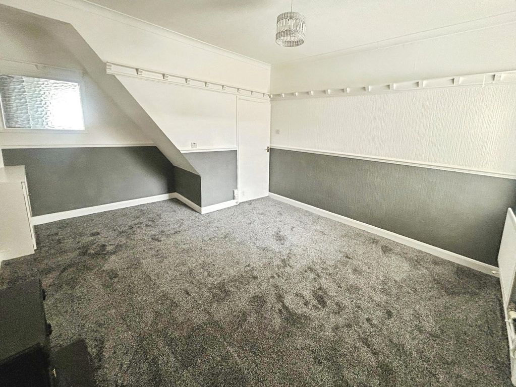 Property photo 3 of 10 Living 2