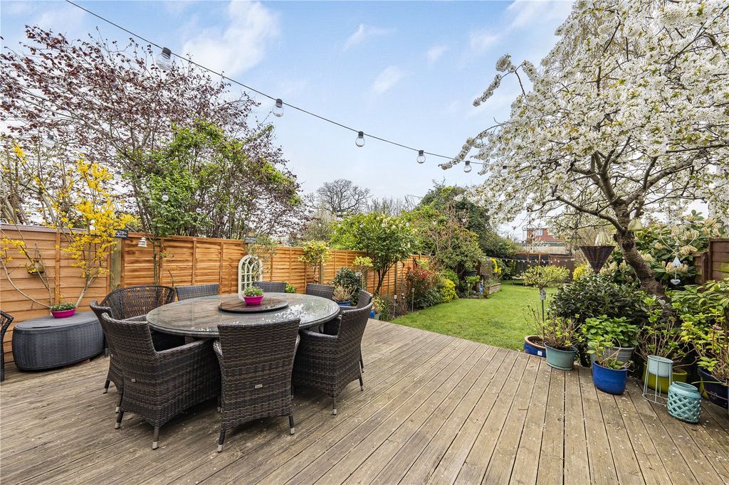 Property photo 2 of 18 Garden