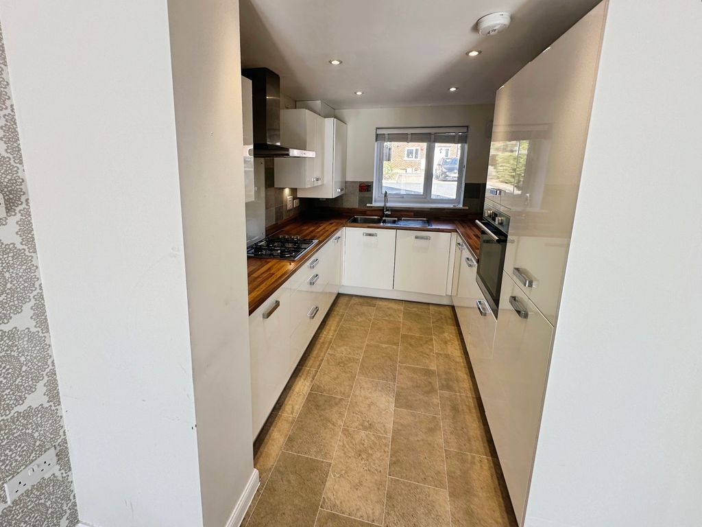Property photo 3 of 9 Kitchen