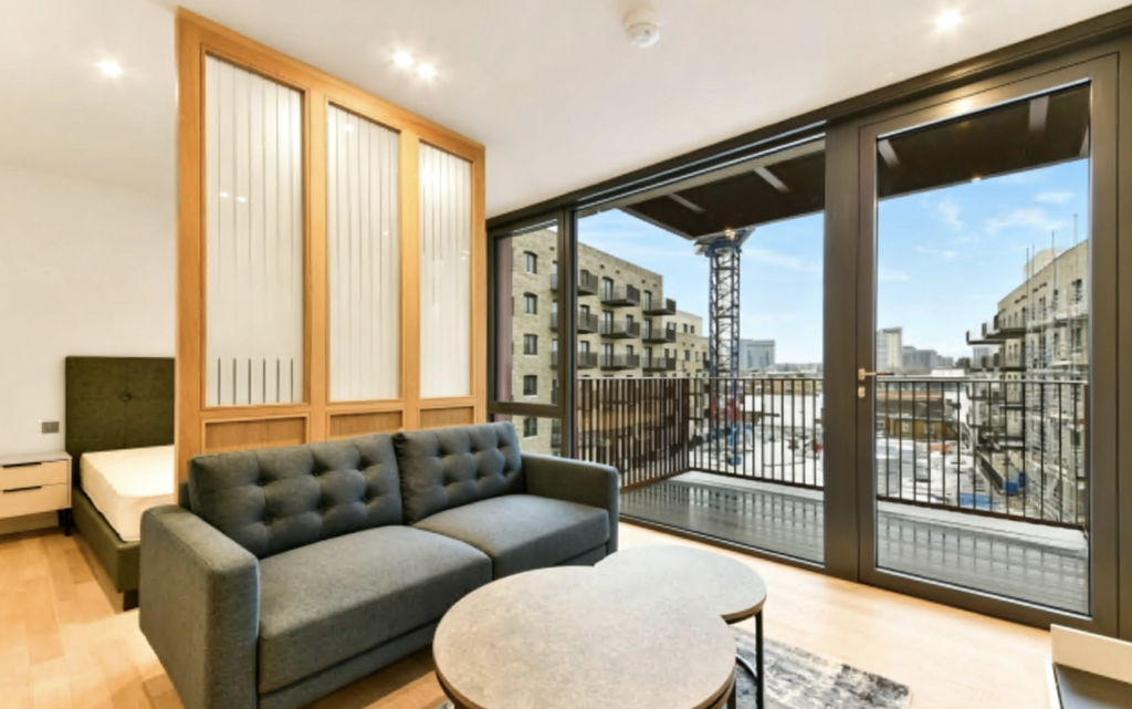 Property photo 1 of 4 Studio Flat To Rent Brent Way, Brentford Tw8