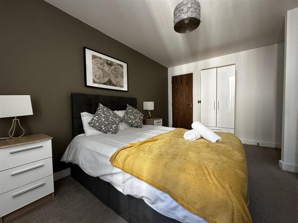 Property photo 1 of 25 Bedroom