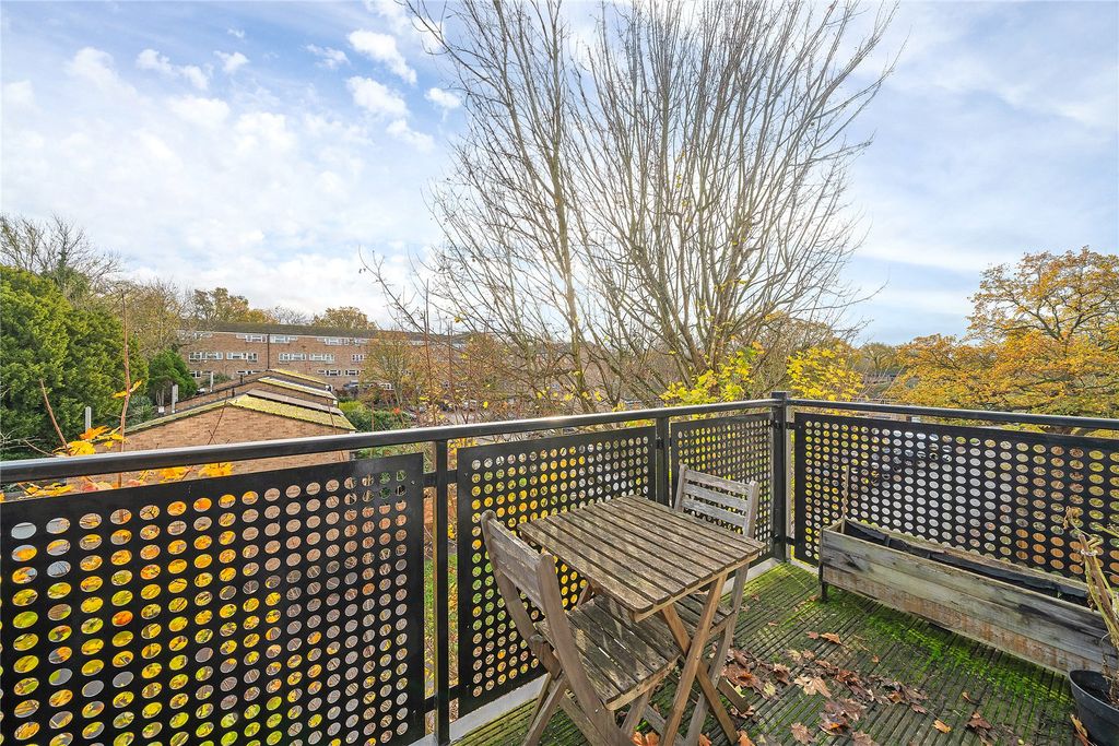 Property photo 3 of 9 Balcony