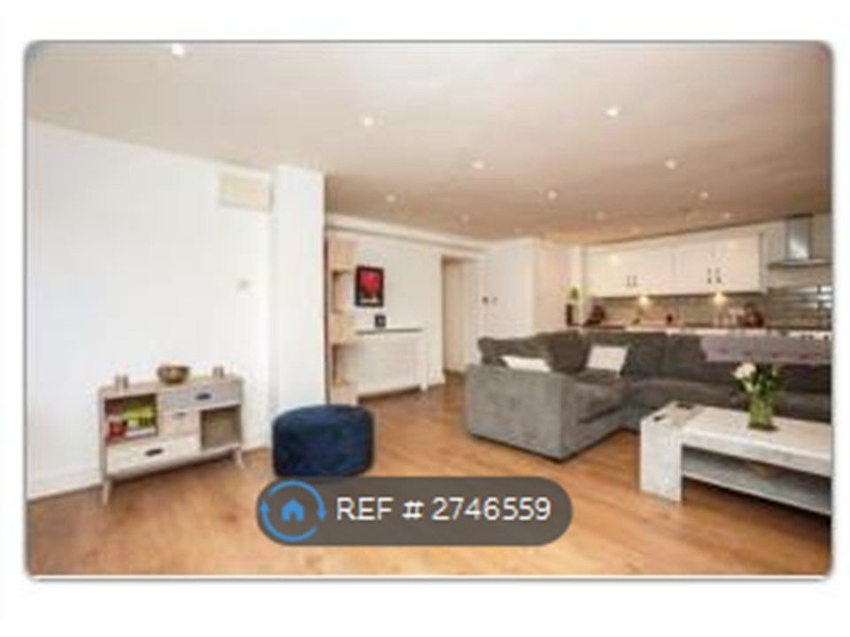 Property photo 1 of 10 Spacious Living Room