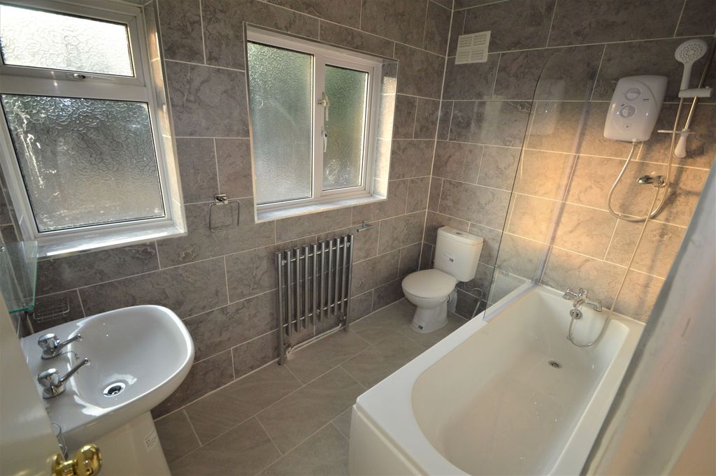 Property photo 3 of 3 Sandringham Gdns Ig6