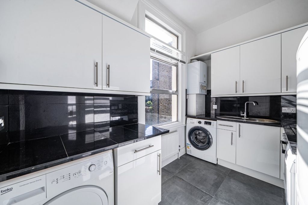 Property photo 3 of 6 Kitchen