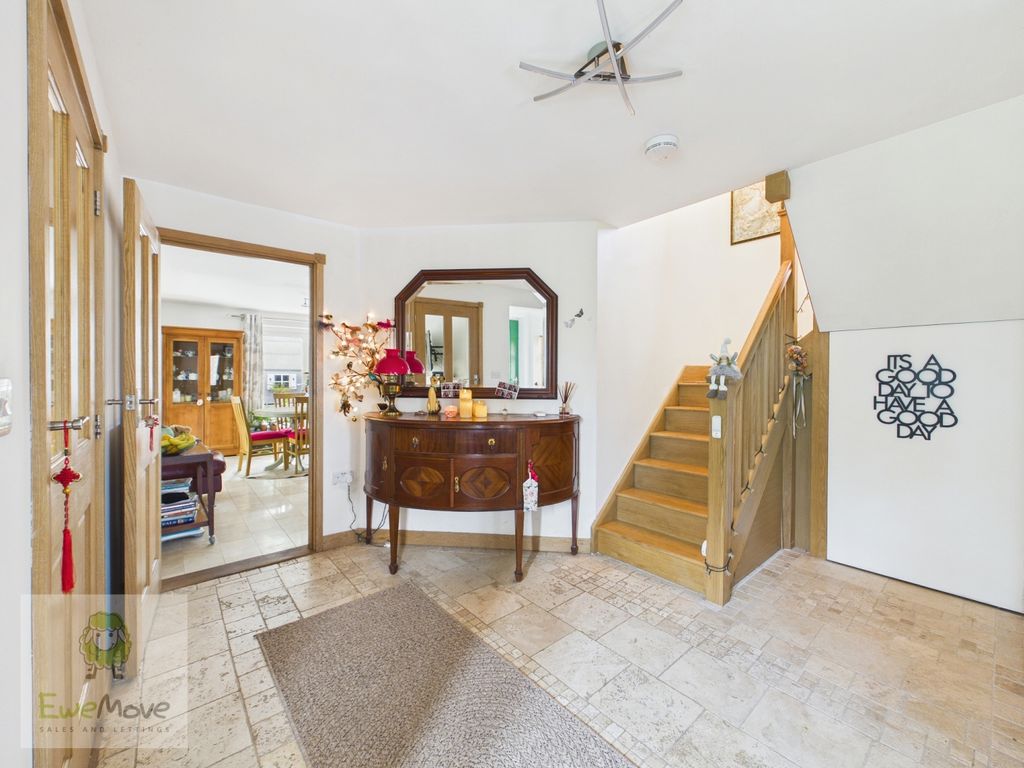 Property photo 3 of 37 Entrance Hall