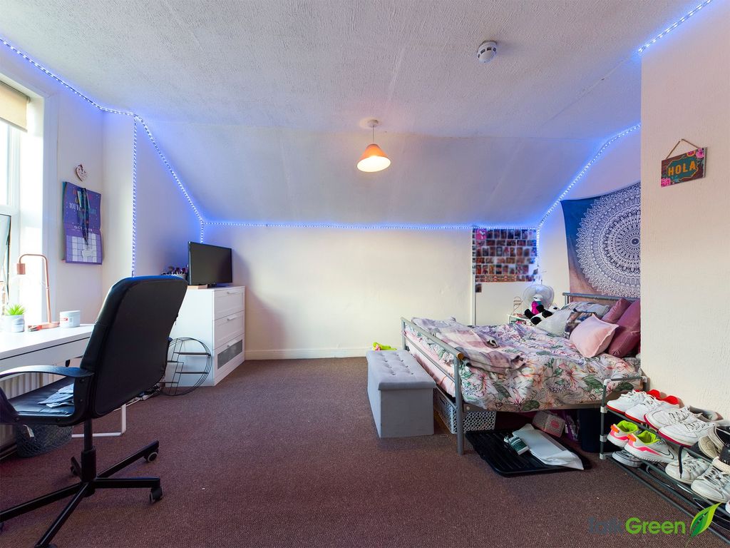 Property photo 1 of 12 A Bright And Cozy Bedroom With A Comfy Bed, A Stud...