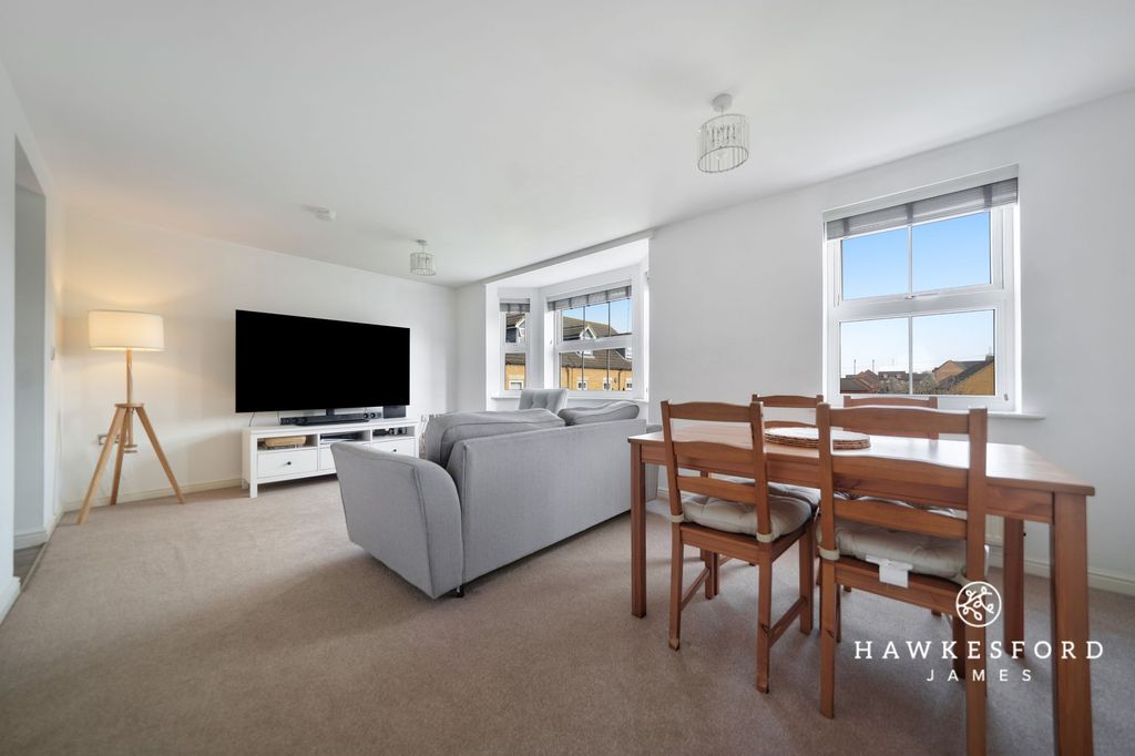 Property photo 3 of 14 Archer Court, Sittingbourne - Lounge/Diner