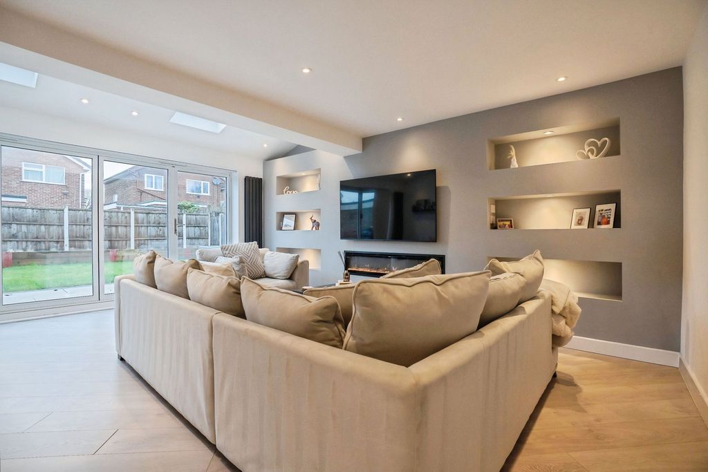 Property photo 2 of 27