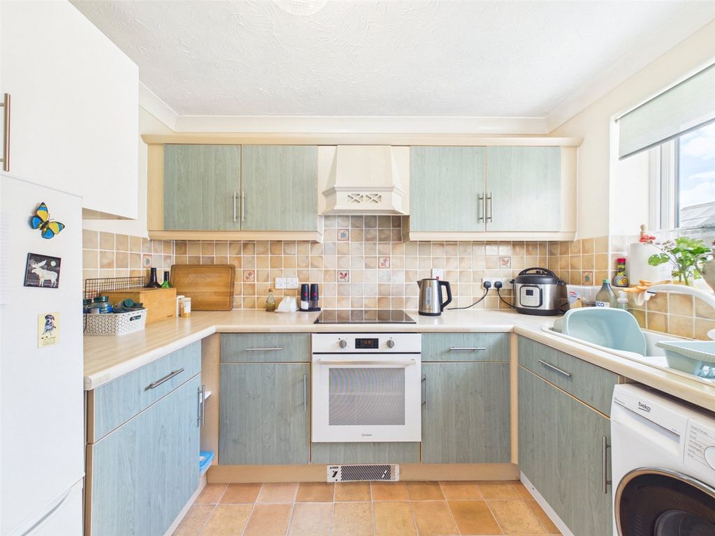 Property photo 3 of 17 Kitchen