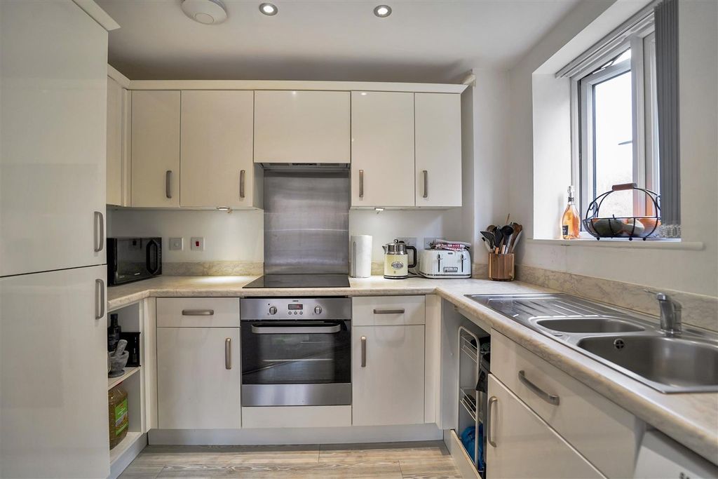 Property photo 3 of 16 Fitted Kitchen: