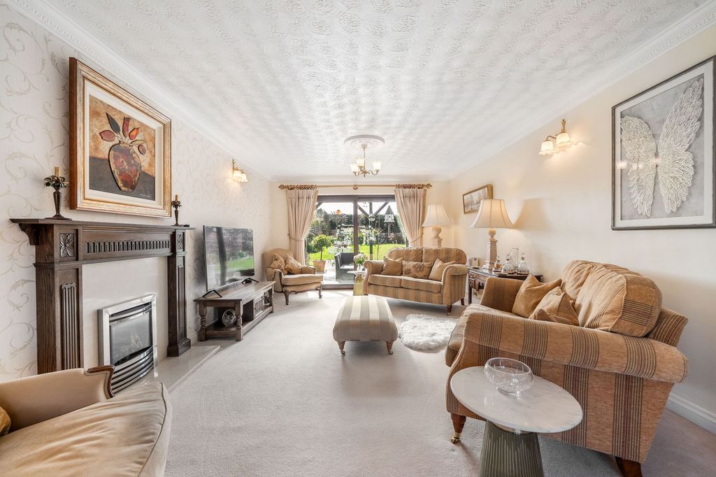 Property photo 3 of 31 Living Room