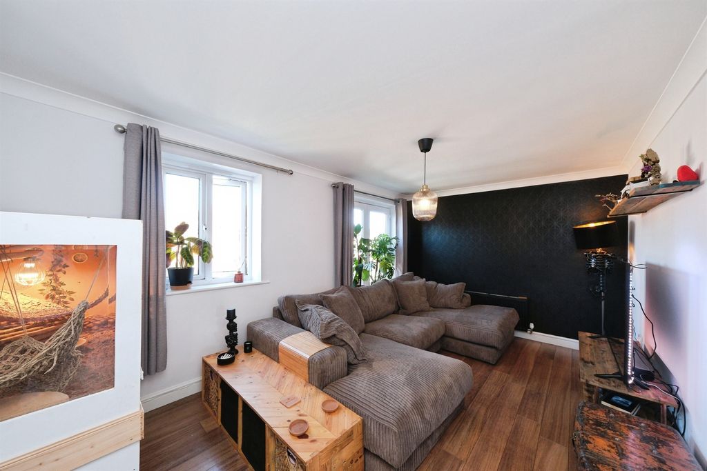 Property photo 2 of 25