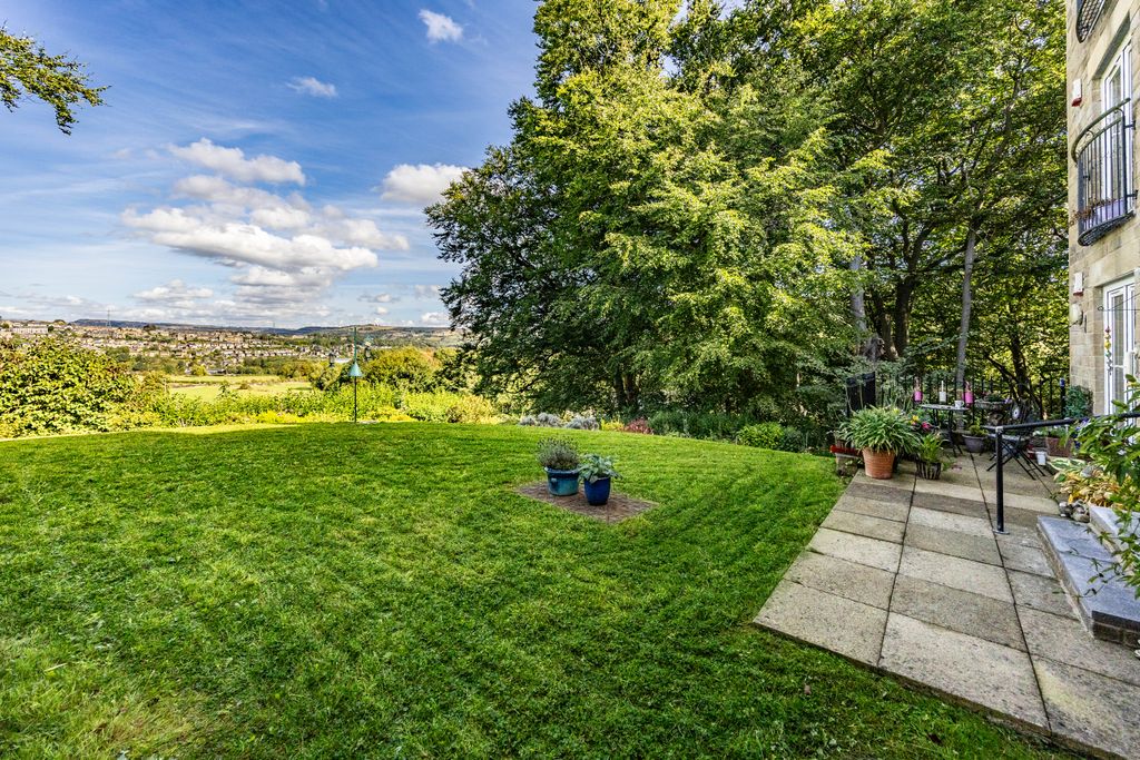 Property photo 3 of 23 Communal Gardens And Halifax Aspect