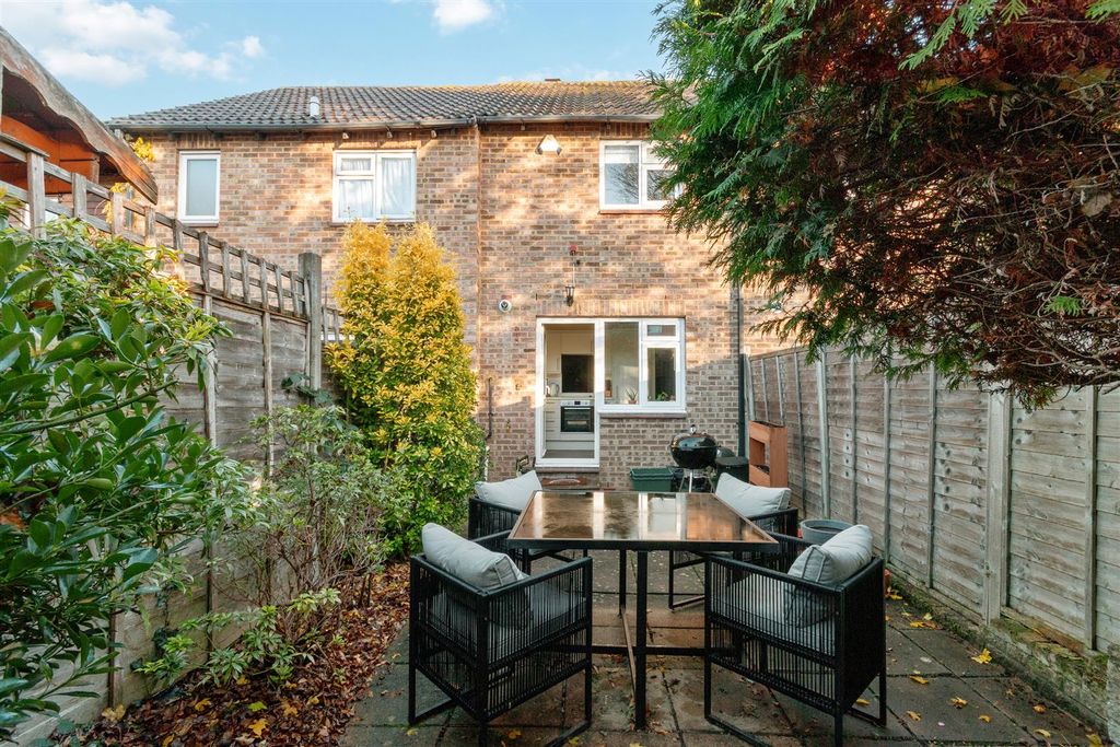 Property photo 3 of 12 Connaught Gardens