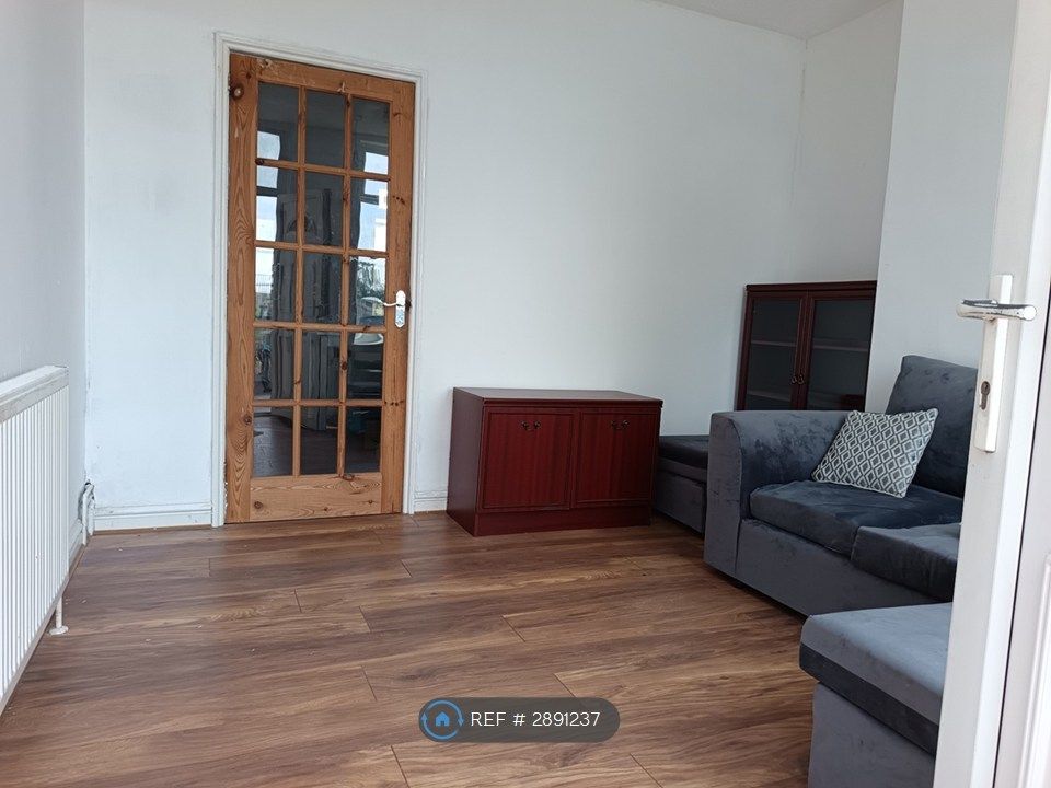 Property photo 1 of 20 Living Room