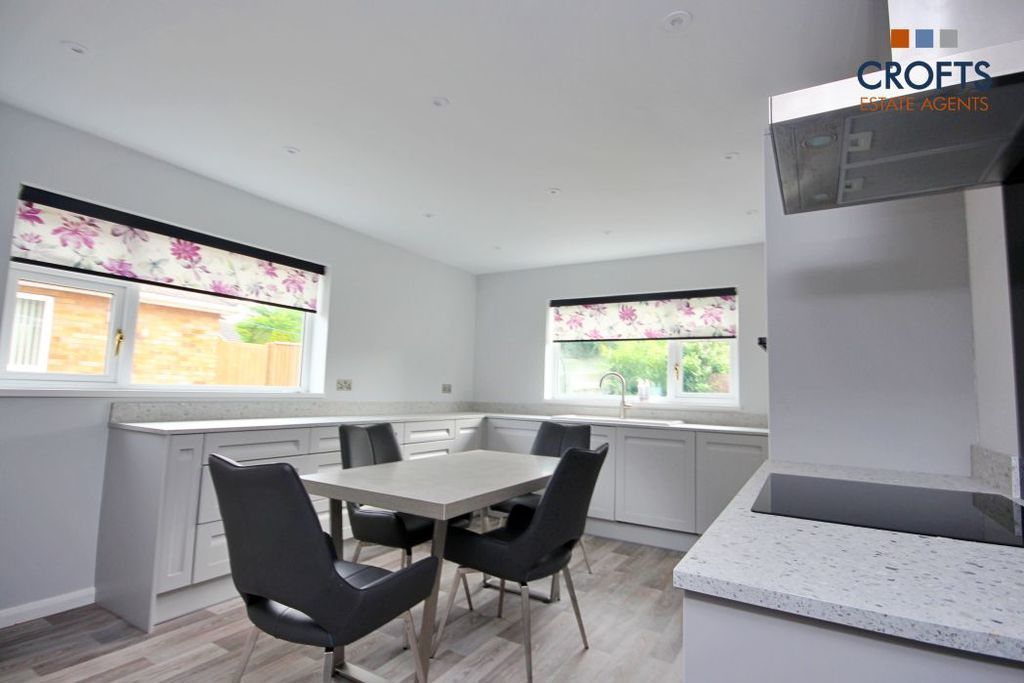 Property photo 3 of 11 Kitchen