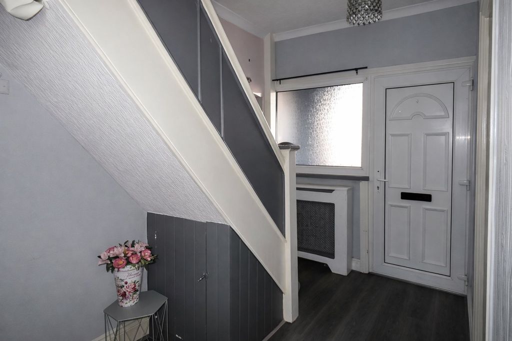 Property photo 2 of 14 Entrance Hallway