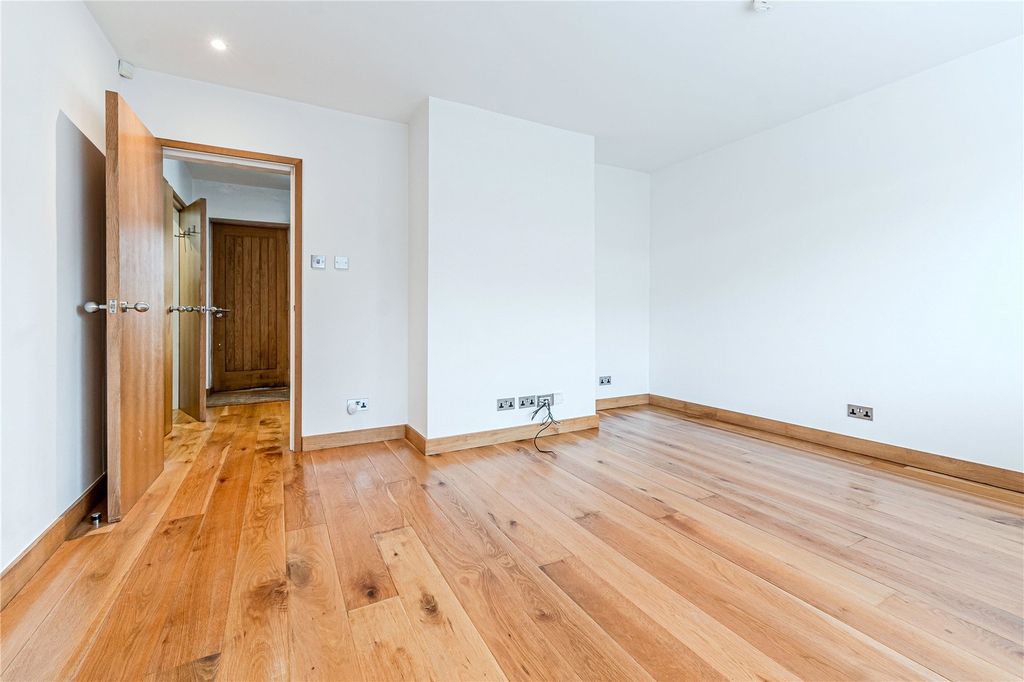 Property photo 3 of 22 Lounge