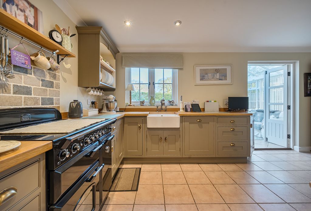 Property photo 3 of 24 Kitchen / Breakfast Room