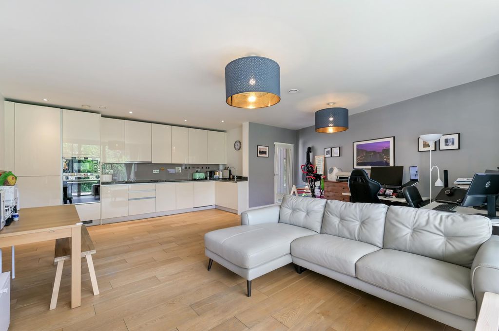 Property photo 3 of 11