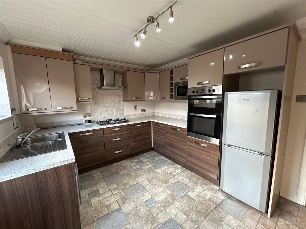 Property photo 3 of 9 Kitchen