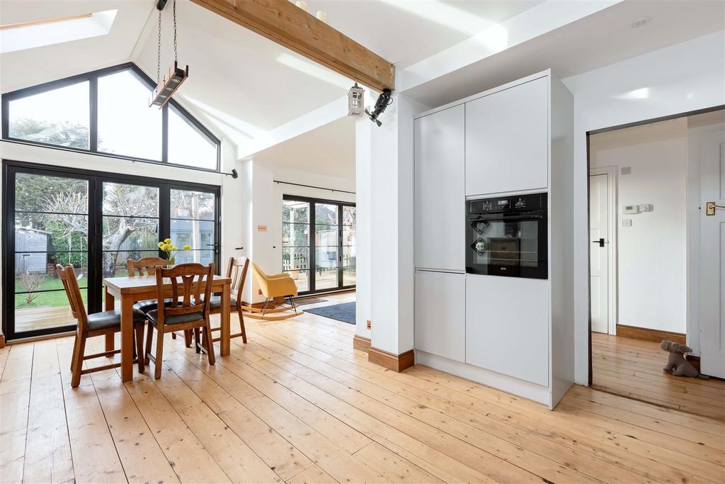 Property photo 2 of 32 Upper West Drive_7.Jpg