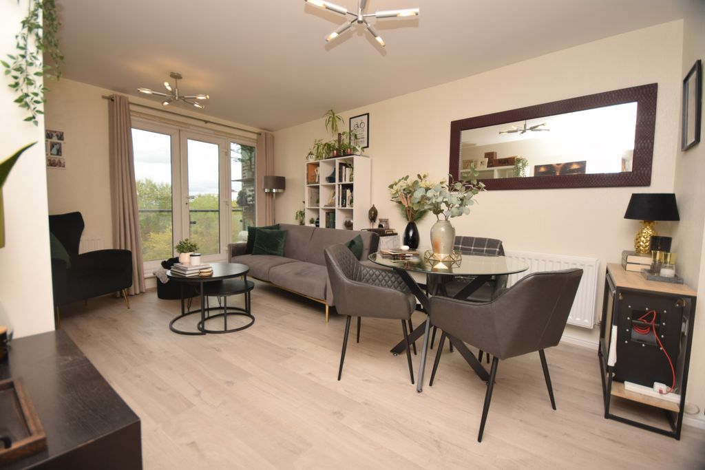 Property photo 1 of 13 Lounge