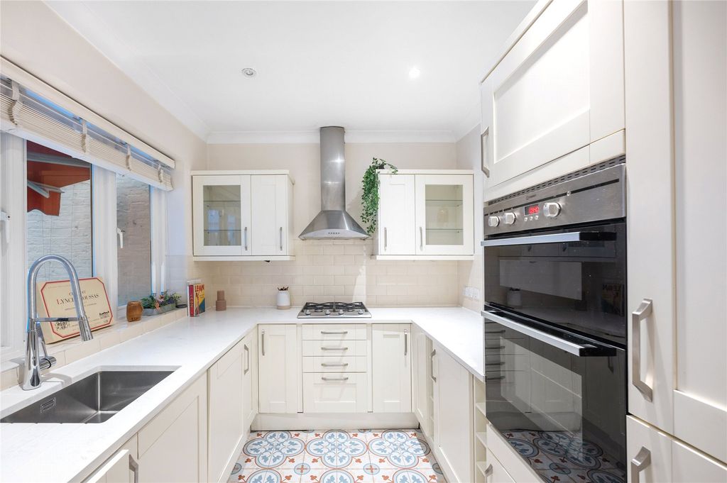 Property photo 3 of 10 Kitchen