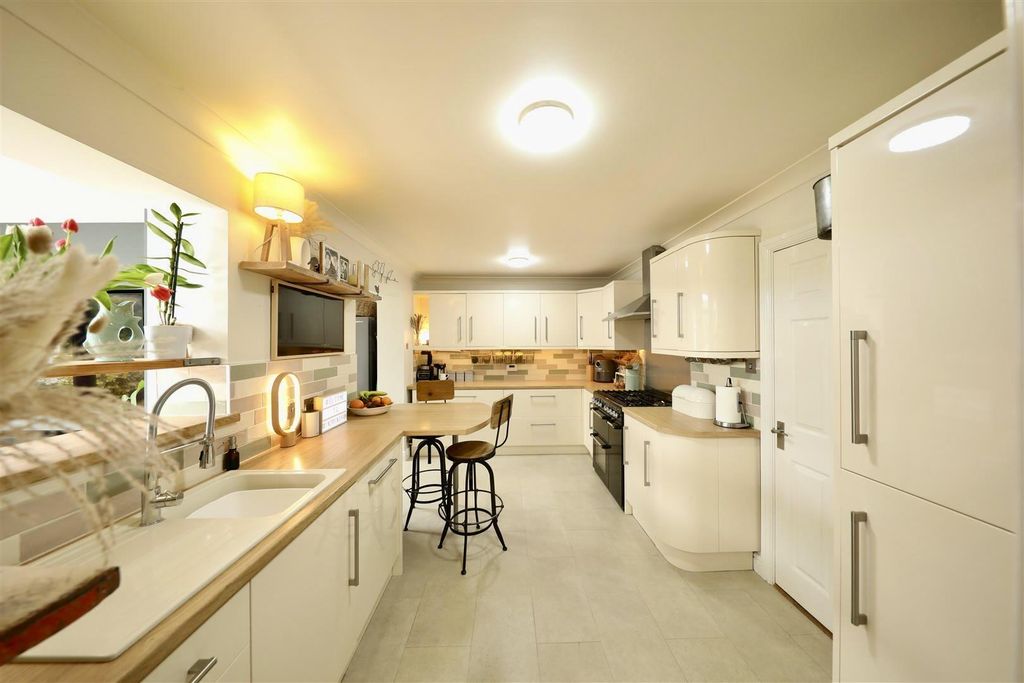 Property photo 2 of 25 Kitchen