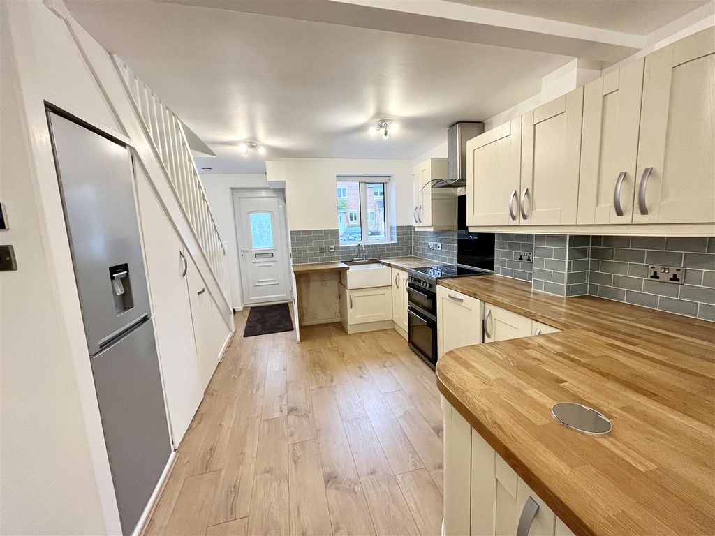 Property photo 3 of 10 Kitchen