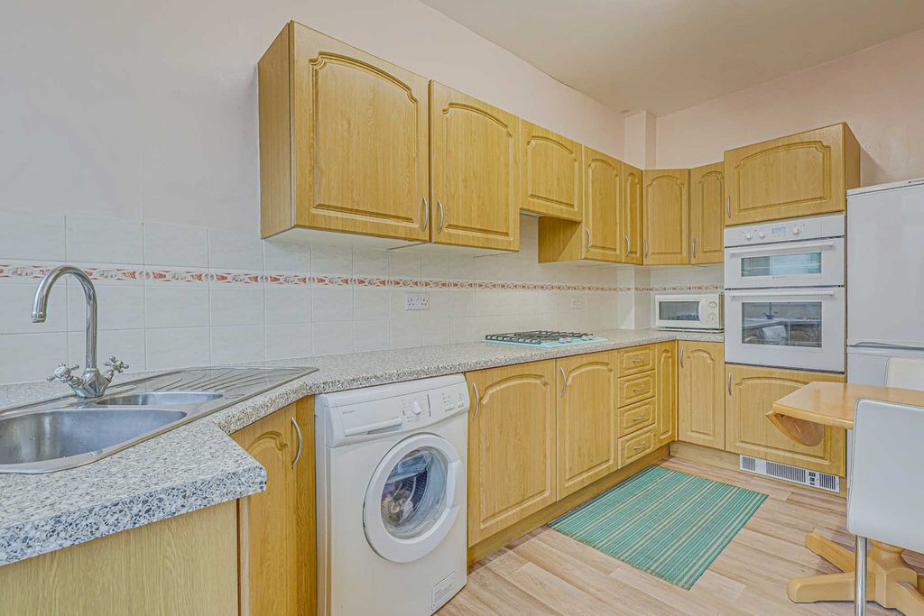 Property photo 2 of 27