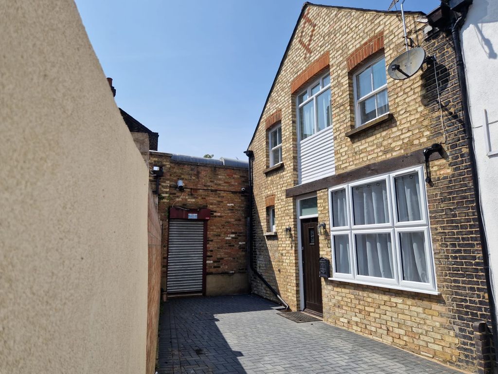 Property photo 1 of 10 Beautifully Refurbished 2-Bed Mews House - N11