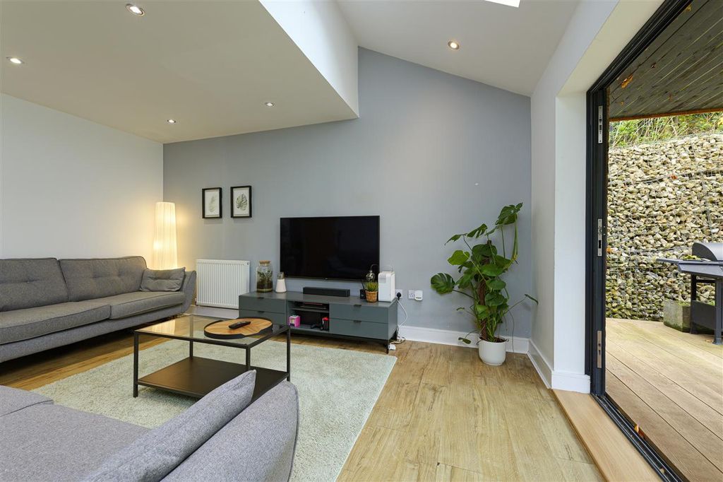 Property photo 3 of 27