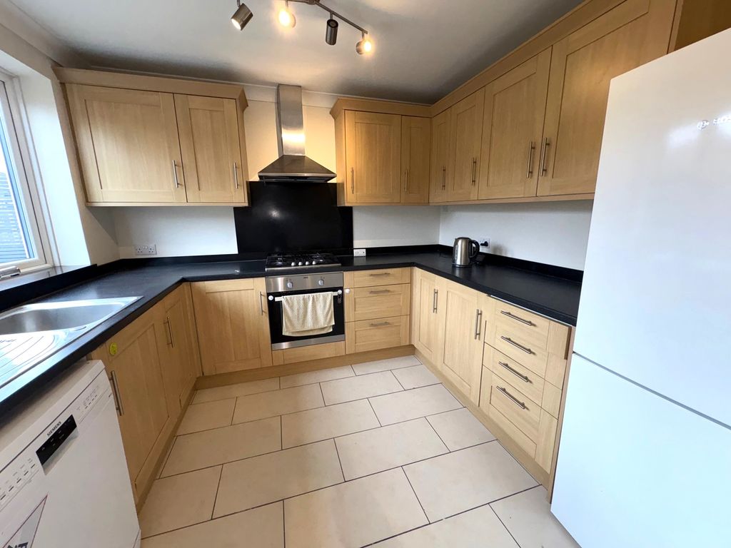 Property photo 2 of 15 149Exeterrdkitchen2