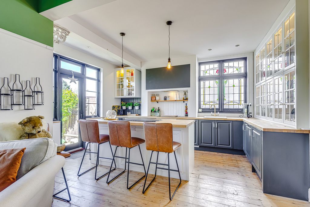 Property photo 2 of 23