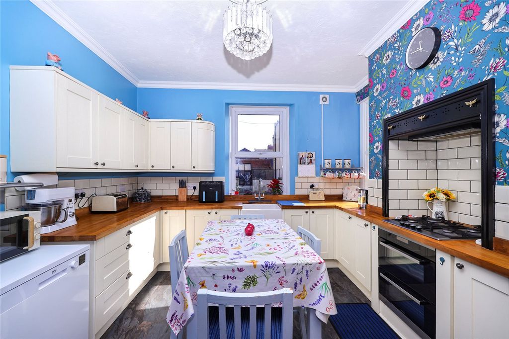 Property photo 2 of 10 Kitchen