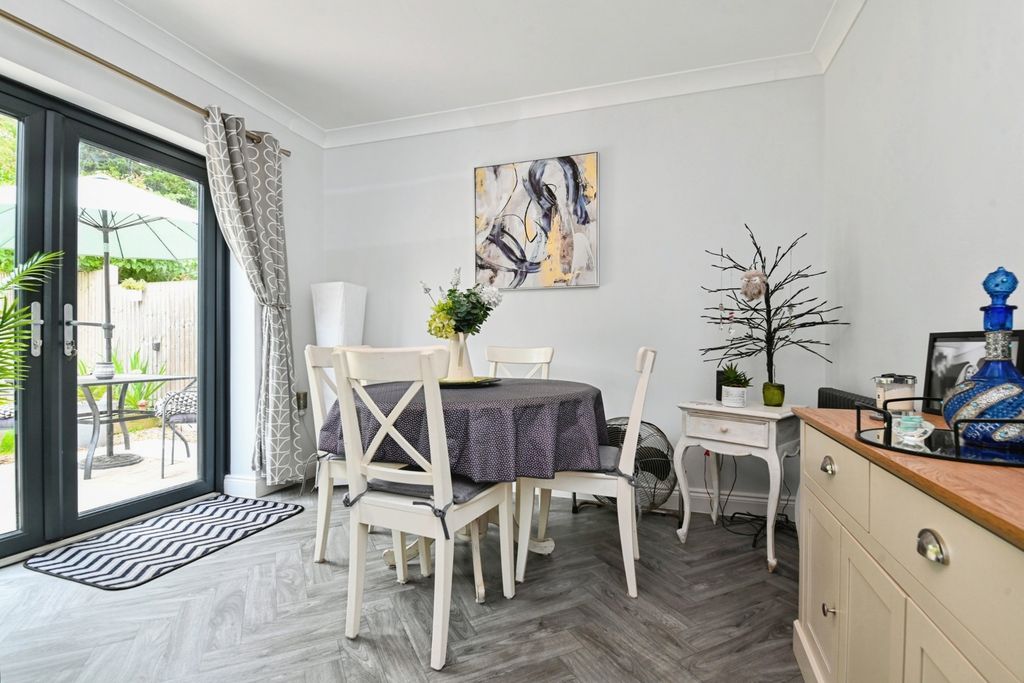 Property photo 3 of 19 Dining Area