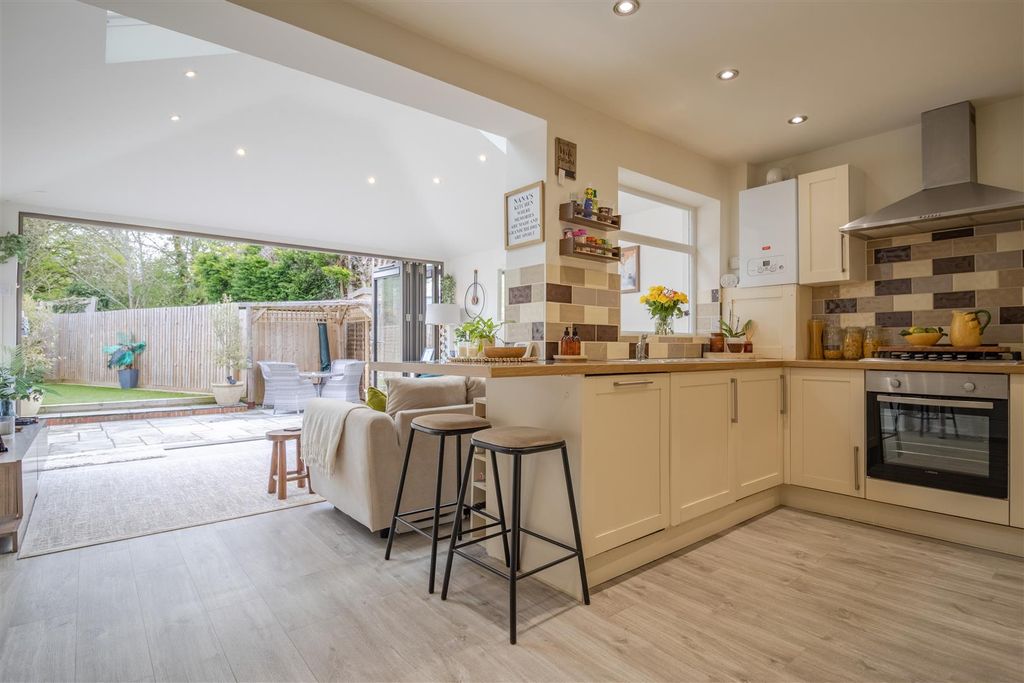 Property photo 2 of 31