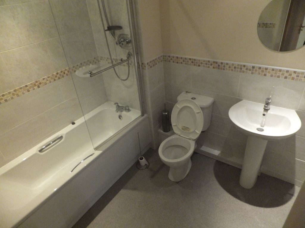 Property photo 3 of 7 Family Bathroom